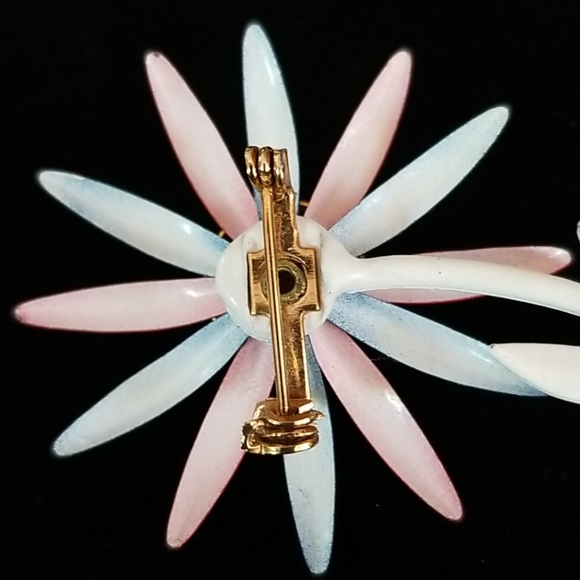 Vintage 1960s Red White and Blue Enamel Daisy Flower Brooch Pin - Picture 14 of 16